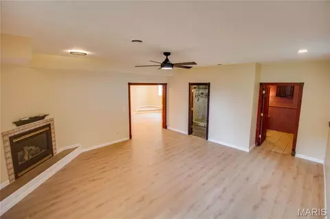 Living - 409 E Teak St, Thayer, IL 62689 photo 10 of 11