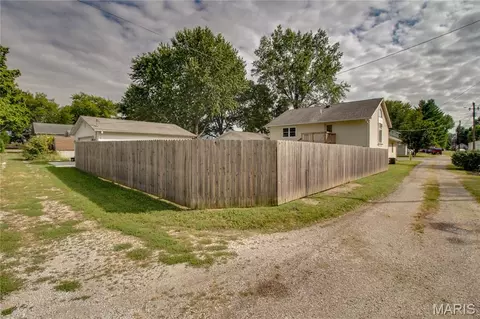 Exterior - 409 E Teak St, Thayer, IL 62689 photo 12 of 12