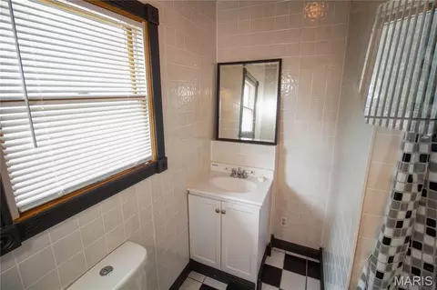 Bath - 409 E Teak St, Thayer, IL 62689 photo 3 of 11