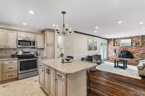 Kitchen - 566 Windsor Mill Dr, Ballwin, MO 63011 photo 4 of 7