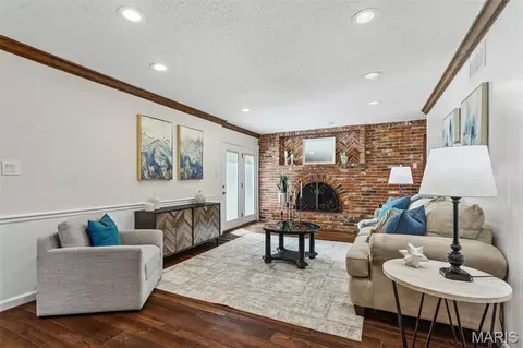 Living - 566 Windsor Mill Dr, Ballwin, MO 63011 photo 2 of 3