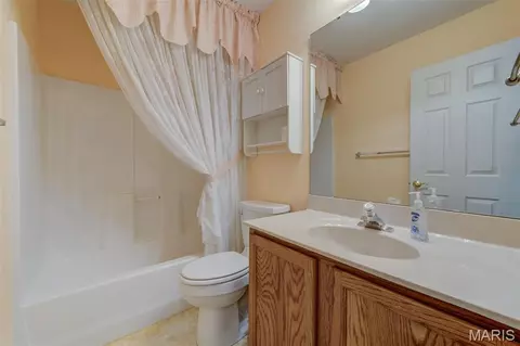Bath - 2107 Mcgregor Cir, O'fallon, MO 63368 photo 2 of 5