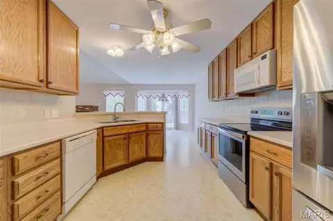 Kitchen - 2107 Mcgregor Cir, O'fallon, MO 63368 photo 5 of 6