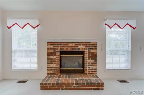 Living - 2107 Mcgregor Cir, O'fallon, MO 63368 photo 4 of 6