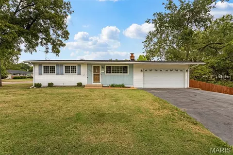 1060 Loveland Dr, Florissant, MO 63031