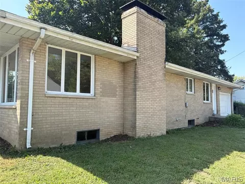 Exterior - 2120 Washington Ave, Alton, IL 62002 photo 5 of 6