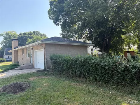 Exterior - 2120 Washington Ave, Alton, IL 62002 photo 3 of 6
