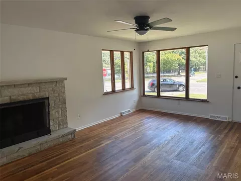 Living - 2120 Washington Ave, Alton, IL 62002 photo 1 of 4