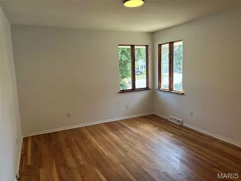 Living - 2120 Washington Ave, Alton, IL 62002 photo 4 of 4
