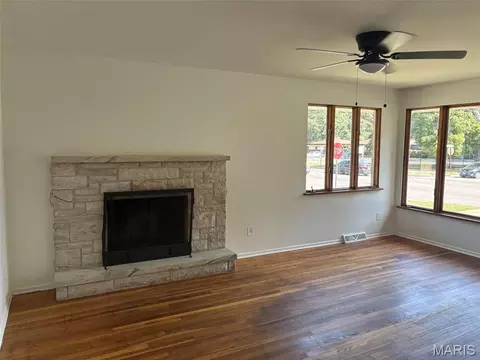 Living - 2120 Washington Ave, Alton, IL 62002 photo 2 of 4