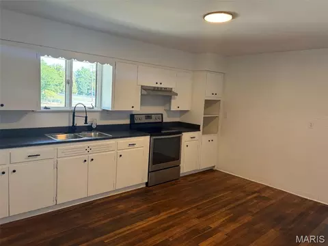 Kitchen - 2120 Washington Ave, Alton, IL 62002 photo 1 of 3