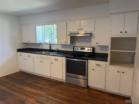 Kitchen - 2120 Washington Ave, Alton, IL 62002 photo 2 of 3