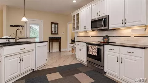 Kitchen - 106 Bruce Dr, Saint Robert, MO 65584 photo 2 of 2