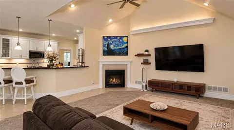 Living - 106 Bruce Dr, Saint Robert, MO 65584 photo 2 of 2