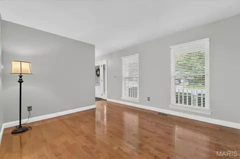 Living - 234 Westridge Parc Ln, Ellisville, MO 63021 photo 2 of 3