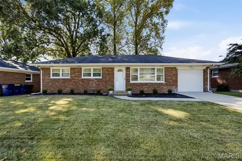 8635 Villa Crest Dr, Crestwood, MO 63126