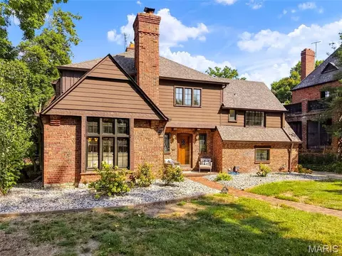 Exterior - 7747 Mohawk Pl, Clayton, MO 63105 photo 2 of 17