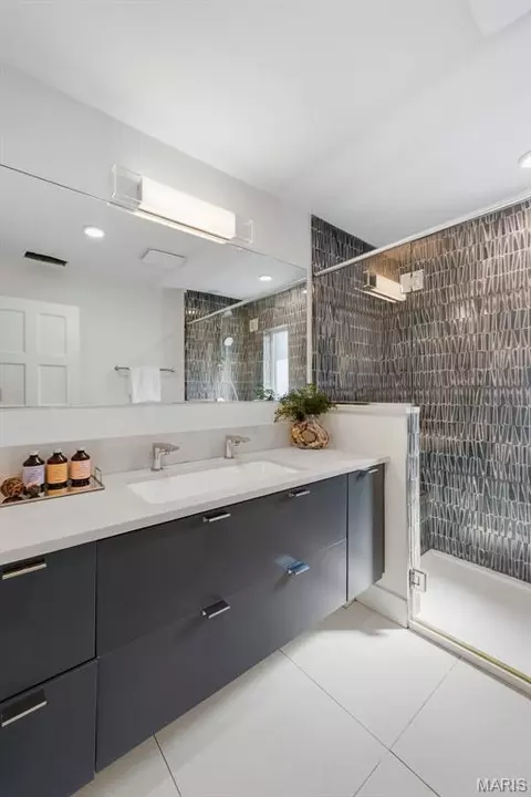 Bath - 7747 Mohawk Pl, Clayton, MO 63105 photo 4 of 5