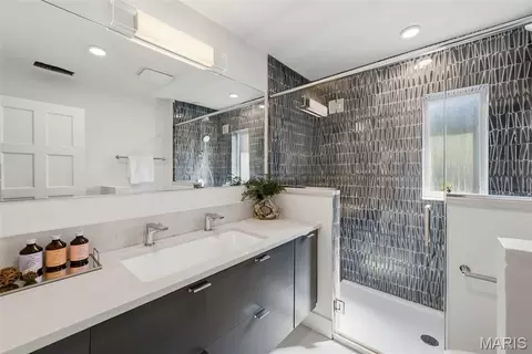 Bath - 7747 Mohawk Pl, Clayton, MO 63105 photo 3 of 5
