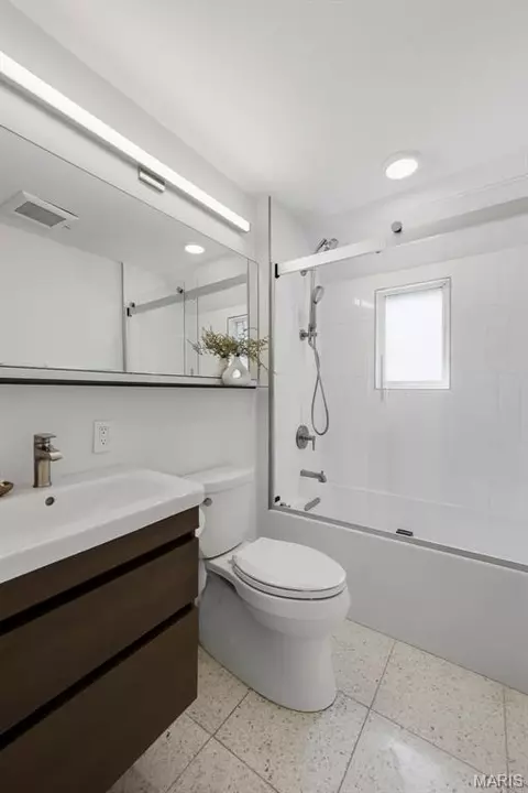 Bath - 7747 Mohawk Pl, Clayton, MO 63105 photo 2 of 5