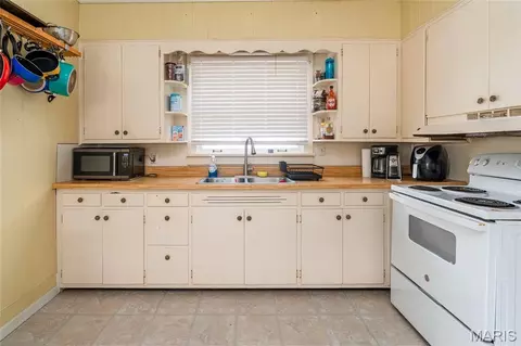 Kitchen - 1207 Maple, Benton, IL 62812 photo 2 of 2