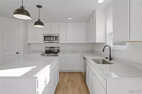 Kitchen - 2322 Castle Hill Dr, Rolla, MO 65401 photo 4 of 5