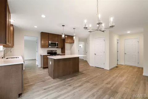 Entry Way - 2335 Castle Hill Dr, Rolla, MO 65401 photo 3 of 4