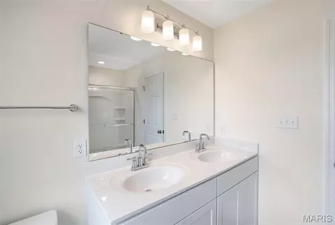 Bath - 2335 Castle Hill Dr, Rolla, MO 65401 photo 3 of 7