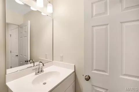 Bath - 2335 Castle Hill Dr, Rolla, MO 65401 photo 6 of 7