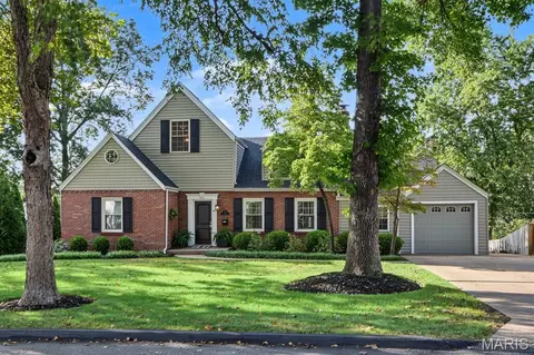 10 Southridge Dr, Glendale, MO 63122