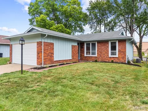 1454 Woodpath Dr, Florissant, MO 63031