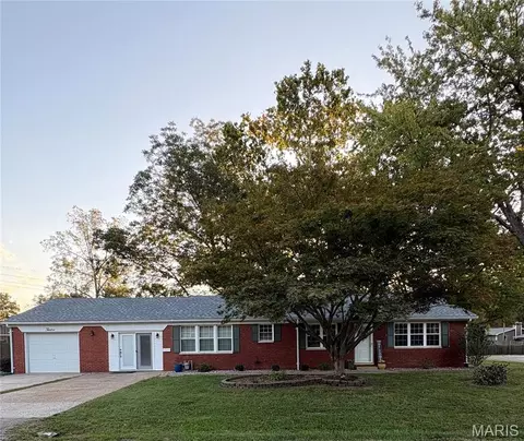 12 Saint James Ave, Swansea, IL 62226
