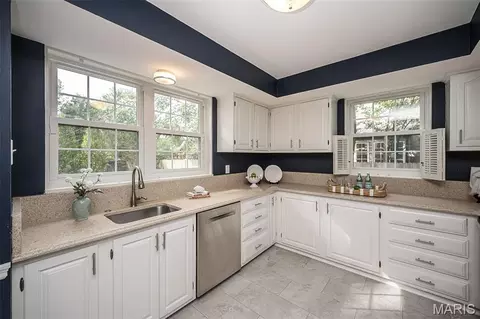 Kitchen - 59 Pointer Ln, Ladue, MO 63124 photo 3 of 4
