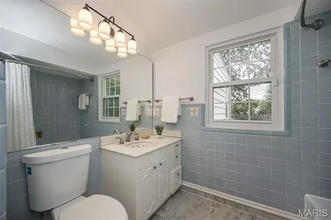 Bath - 59 Pointer Ln, Ladue, MO 63124 photo 6 of 8