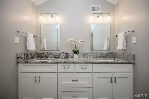 Bath - 59 Pointer Ln, Ladue, MO 63124 photo 5 of 8