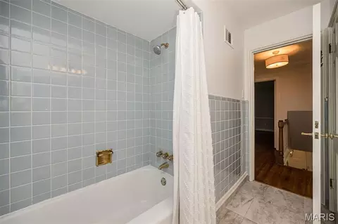 Bath - 59 Pointer Ln, Ladue, MO 63124 photo 7 of 8