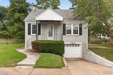 3708 Killarney Ct, Saint Louis, MO 63114