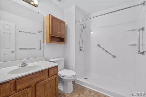 Bath - 524 Pacific Estates Dr, Pacific, MO 63069 photo 2 of 2