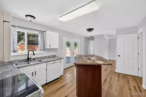 Kitchen - 129 Royallbrook Ln, O'fallon, MO 63368 photo 3 of 4