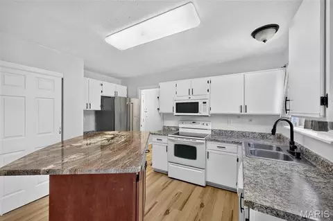 Kitchen - 129 Royallbrook Ln, O'fallon, MO 63368 photo 1 of 4