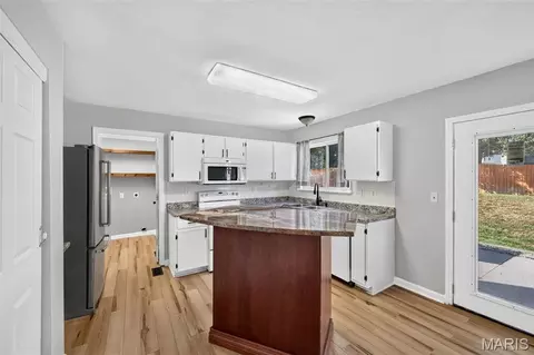 Kitchen - 129 Royallbrook Ln, O'fallon, MO 63368 photo 2 of 4