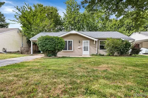 12157 Parkwood Pl, Maryland Heights, MO 63043