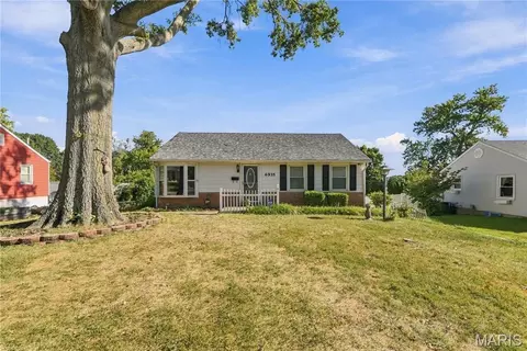 6935 Greenholly Dr, Affton, MO 63123