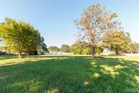 1076 Lynn St, Lebanon, MO 65536