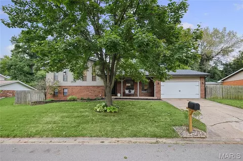 69 Glendale Dr, Glen Carbon, IL 62034