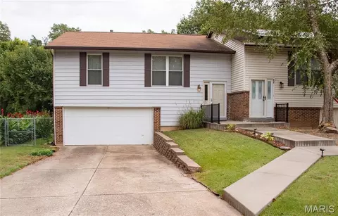 3014 Bluffwood Dr, Saint Charles, MO 63301
