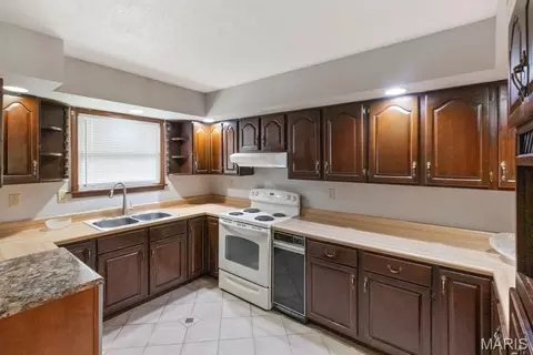 Kitchen - 1476 E Springfield Rd, Sullivan, MO 63080 photo 1 of 2