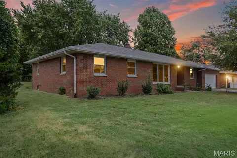 622 Church Dr, Bethalto, IL 62010