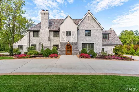 1145 Center Dr, Saint Louis, MO 63117