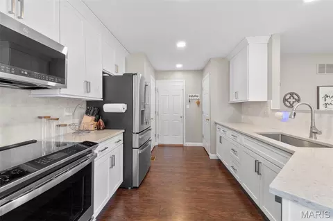 Kitchen - 609 Spring Mnr, O'fallon, MO 63368 photo 3 of 3